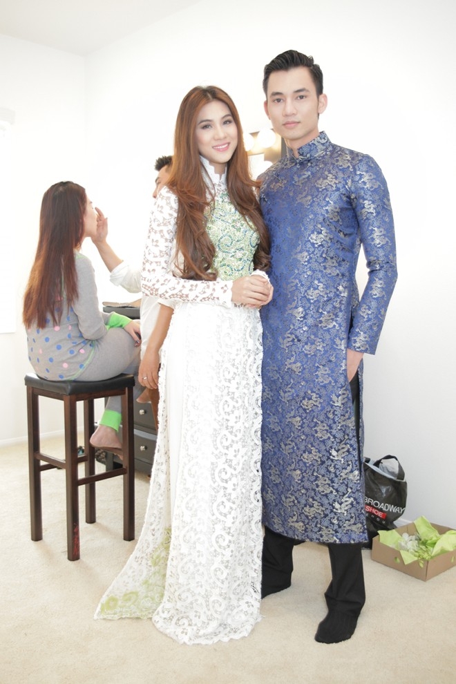 
	
	Người mẫu Kim Dung và Mr Lê Anh Huy có mặt trong buổi lễ rước dâu. Cả hai nền nã trong trang phục truyền thống Việt Nam. Kim Dung là một trong những bạn bè thân thiết gắn bó với cô dâu trong công việc và cuộc sống.